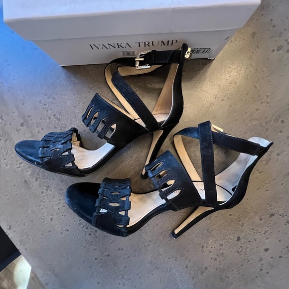 Ivanka Trump Suede heels. Black suede. - Picture 4 of 8